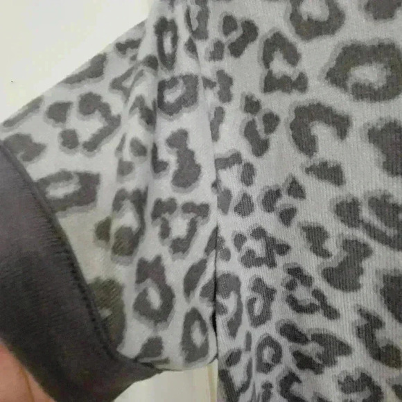 Beautiful LUCKY BRAND Blouse for Women Animal Printed SZ S/CH  Gray Color - Picture 5 of 10